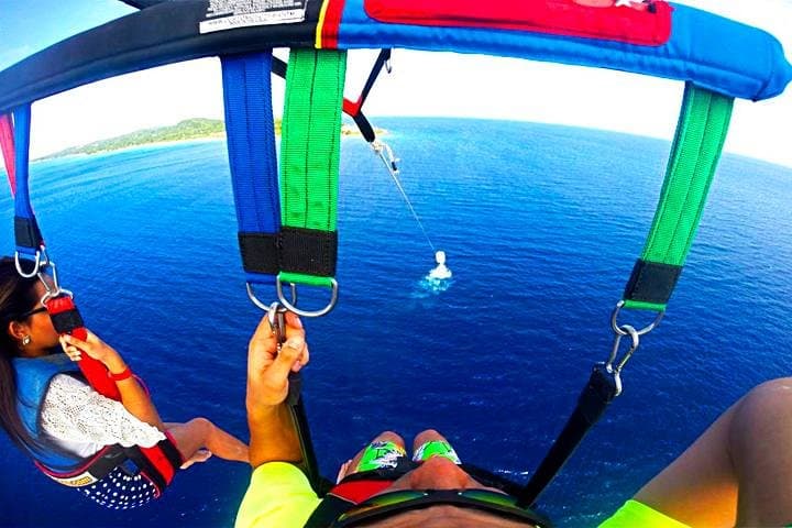 Parasailing Over Roatán: West Bay Beach, Chocolate Factory & Boat Transfer photo 5