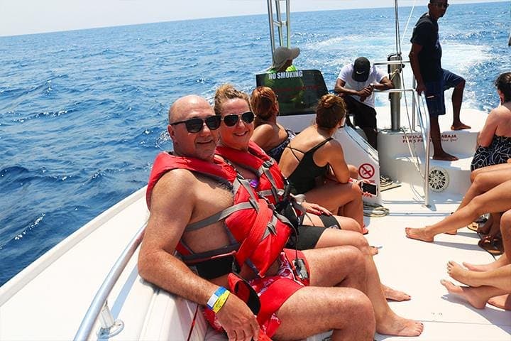 Parasailing Over Roatán: West Bay Beach, Chocolate Factory & Boat Transfer