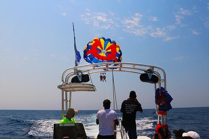 Parasailing Over Roatán: West Bay Beach, Chocolate Factory & Boat Transfer photo 4