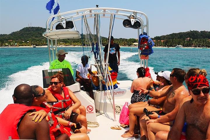 Parasailing Over Roatán: West Bay Beach, Chocolate Factory & Boat Transfer photo 6