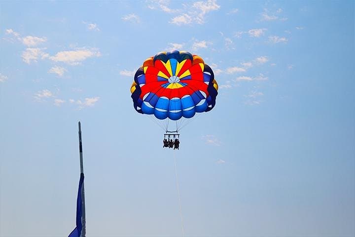 Parasailing Over Roatán: West Bay Beach, Chocolate Factory & Boat Transfer photo 3