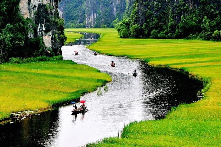 Ninh Binh Day Tour: Tam Coc Gondolas, Bich Dong Biking & Hoa Lu Temples photo 4