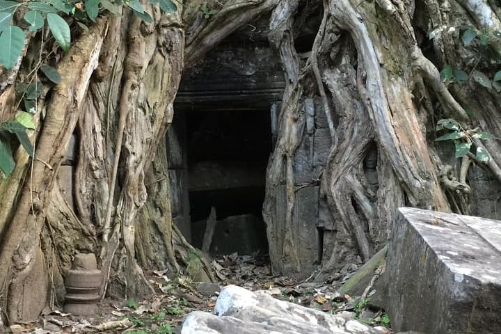 Angkor Wat Avoid-Crowd Private Bike Tour: Morning Ride Through Ancient Temples photo 2