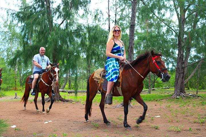 Big Bight Beach Horseback Ride in Roatan — Palapa Access & Transfer Included photo 5