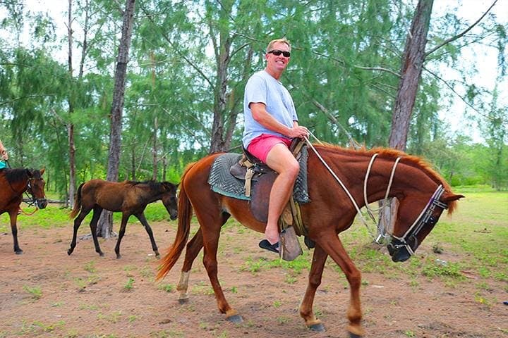 Big Bight Beach Horseback Ride in Roatan — Palapa Access & Transfer Included photo 3