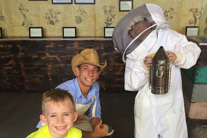 Exploring Hawaii’s Honey Farm: An Insider’s Beekeeping Tour photo 2
