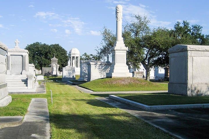 Nawlins Luxury City & Cemetery Tour — New Orleans 2‑Hour Guided Bus Experience