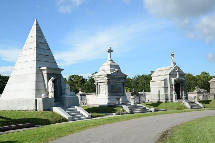 Nawlins Luxury City & Cemetery Tour — New Orleans 2‑Hour Guided Bus Experience photo 2
