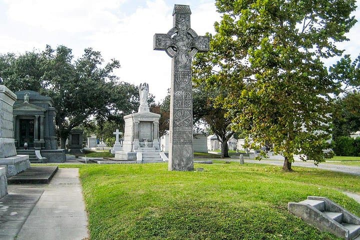 Nawlins Luxury City & Cemetery Tour — New Orleans 2‑Hour Guided Bus Experience photo 3