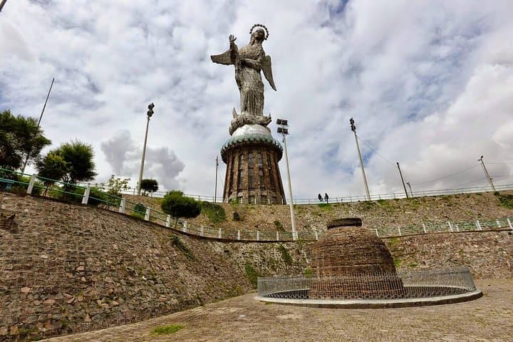 Quito City Tour: Cable Car, Pululahua Crater & Middle of the World