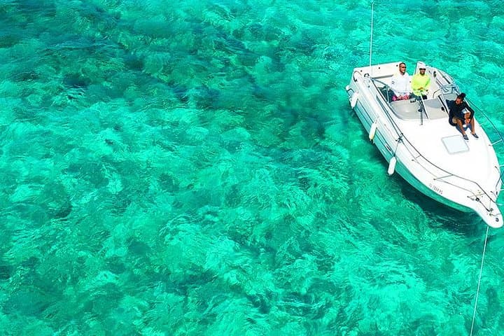 Roatan VIP Yacht Snorkeling: Private Reef & Shipwreck Adventure