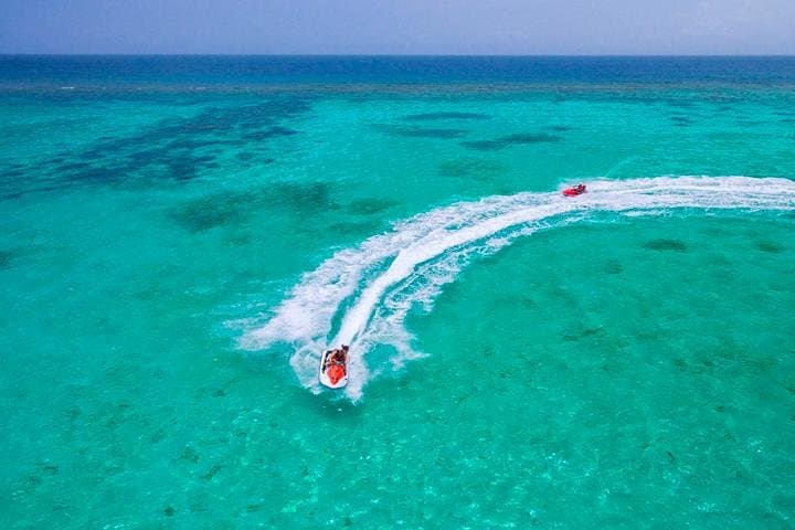 Roatán Waverunner and Snorkel at Big Bight with Beach Access and Round-Trip Transport
