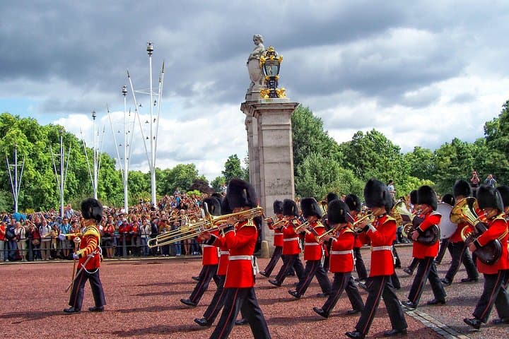 Changing of the Guard Guided Walking Tour: Semi-Private Buckingham Palace Experience photo 5