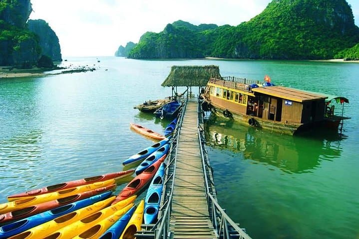 Overnight Lan Ha Bay Cruise: Kayaking, Caves & Cooking Class from Hanoi
