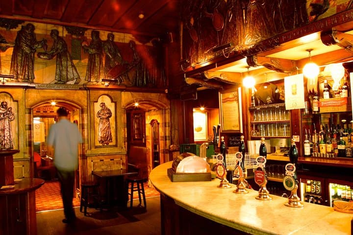 Private Historic Pub Tour in London with a Drinks Expert