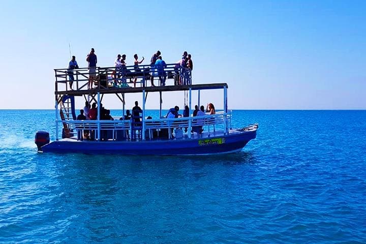 Roatán Catamaran Snorkeling Party — North-Side Reef, Starfish & Shipwrecks photo 6