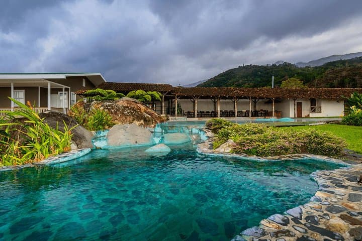 Irazú Volcano and Hacienda Orosi Hot Springs: Full-Day Trip from San José