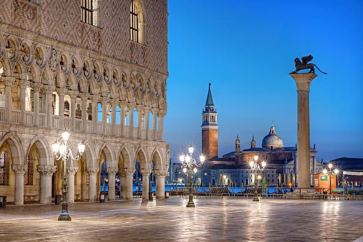 Venice Walking Tour and Mini Cruise: Rialto, Ghetto & Giudecca Highlights