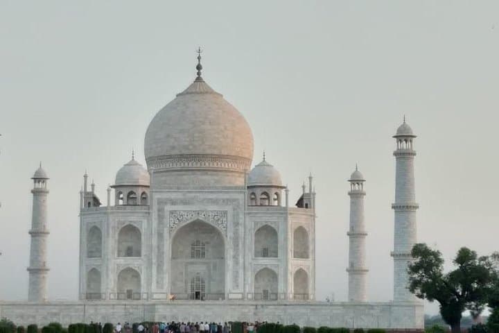 Taj Mahal Sunrise & Old Kinari Bazaar Overnight Tour from Delhi photo 6