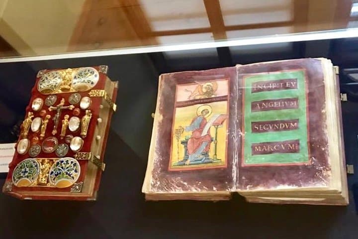 Exclusive Strahov Library Private Tour and Prague Castle Highlights photo 5