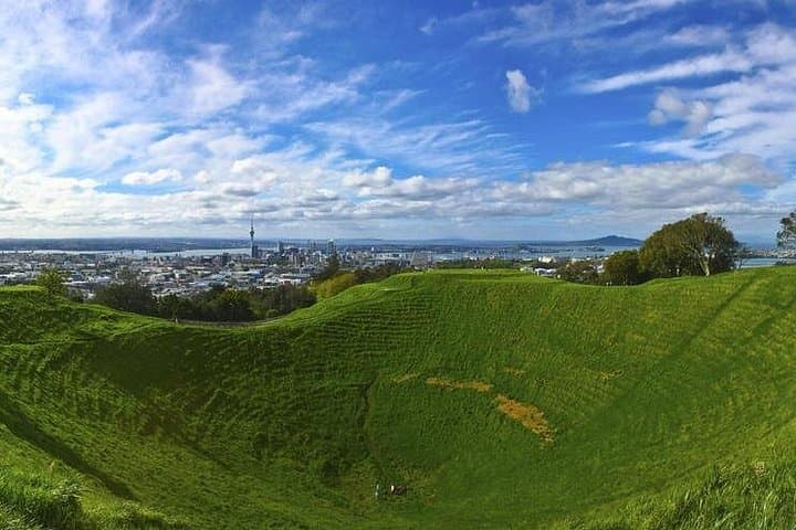 Half-Day Auckland Scenic Tour: Mount Eden, Harbour Bridge & Mission Bay photo 3