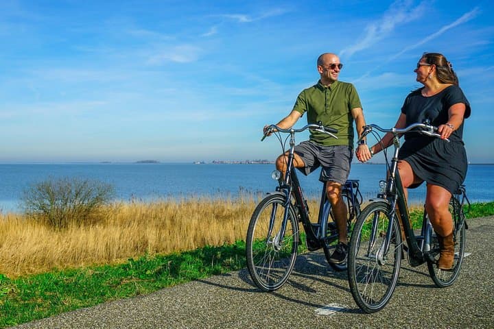 Volendam Bike Rental: Cycle Dutch Dikes, Villages & Lake Views