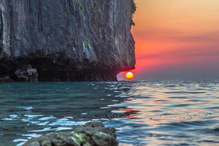 Phi Phi Early Bird Private Speed Boat Tour to Maya Bay & Pileh Lagoon