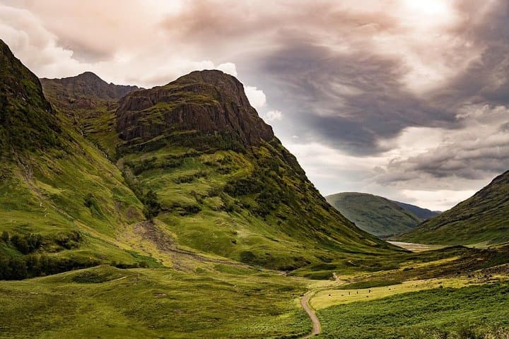 Highland Highlights: Eilean Donan, Loch Ness & Glenfinnan 2-Day Tour from Glasgow