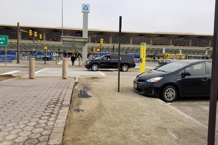 Private EWR Airport Transfer to Manhattan Hotels — Hourly Pickups (6 AM–9 PM) photo 2
