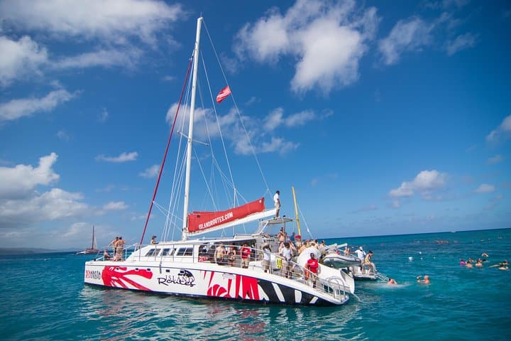 Reggae Catamaran & Snorkel Cruise Montego Bay: Open Bar, Reef Stops, and Beach Views