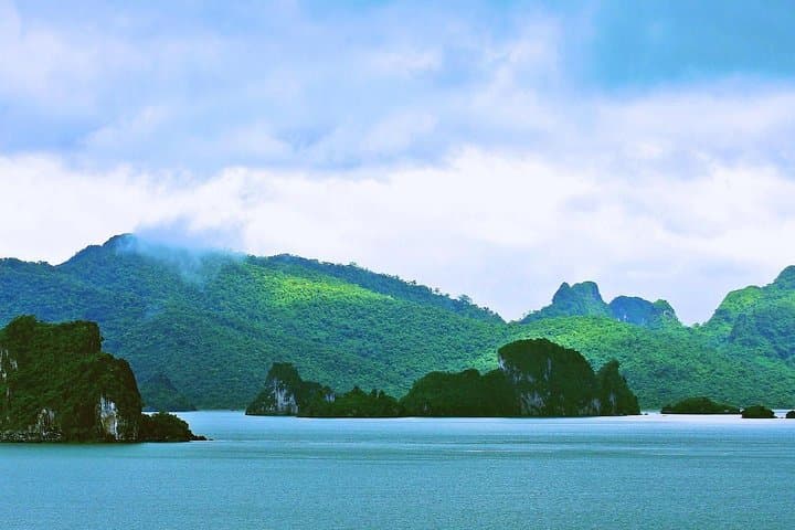 Overnight Bai Tu Long Bay Cruise — Luxury Junk in Halong Bay photo 4