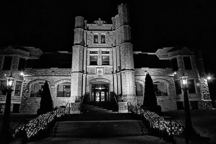 Night Ghost Tour of Pythian Castle: After-Dark Paranormal Walk in Springfield