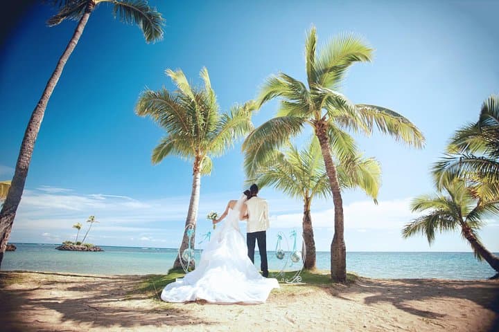 Aloha Beach Wedding in Waikiki: Intimate Ceremony and Photo Session