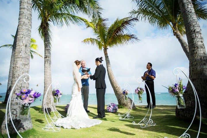 Aloha Beach Wedding in Waikiki: Intimate Ceremony and Photo Session photo 3