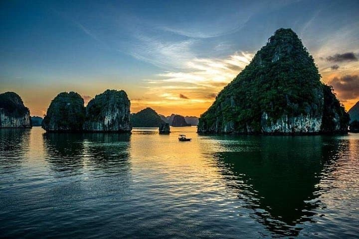 Halong Bay Cruise and Sapa Trekking: 4-Day Adventure from Hanoi photo 1