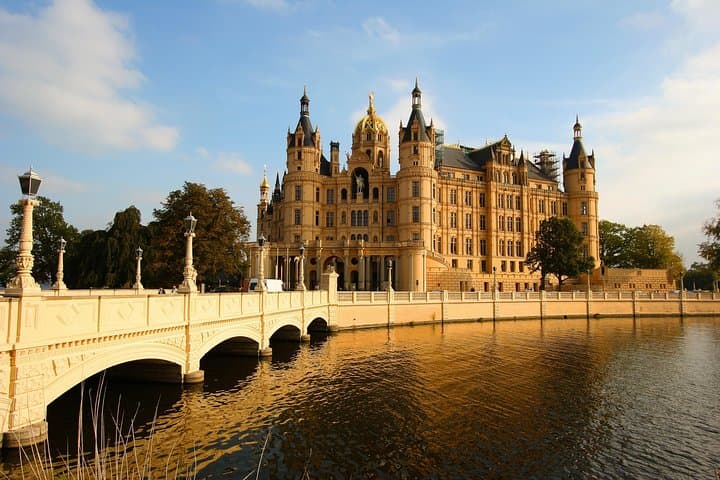 Schwerin Castle & Cathedral Walking Tour — Schlossbrücke, Gardens, and Cathedral Views photo 2