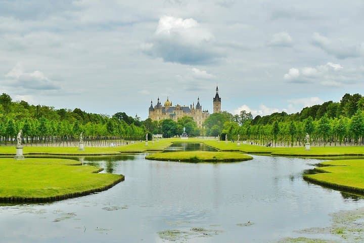 Schwerin Castle & Cathedral Walking Tour — Schlossbrücke, Gardens, and Cathedral Views