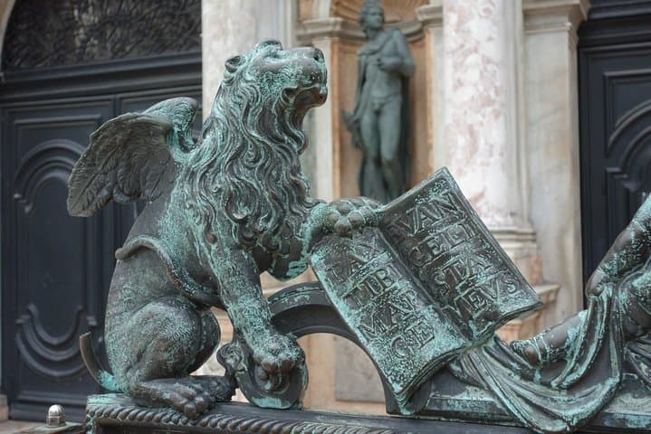 Private Venice Walking Tour: Discover Authentic Canals, Markets & Cicchetti photo 2