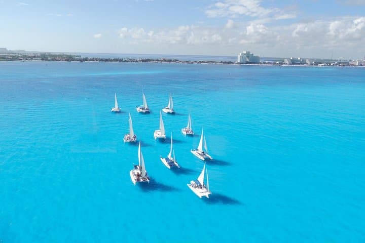 Snorkel Isla Mujeres Underwater Museum and Catamaran Day Trip from Cancun