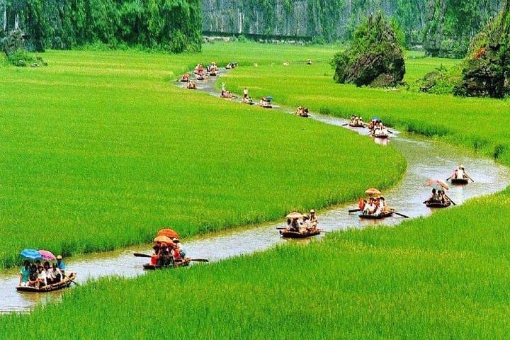 Perfume Pagoda Full-Day Private Tour: Sampan Ride, Huong Tich Cave & Thien Tru Hike from Hanoi photo 2