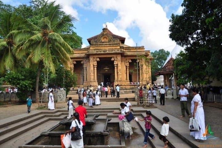 Colombo Shore Excursion: Panoramic Colombo & Kelaniya Temple Private Tour