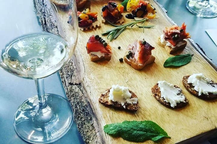 Healdsburg Small-Group Food and Wine Walking Tour — Culinary Stroll Through Sonoma photo 2