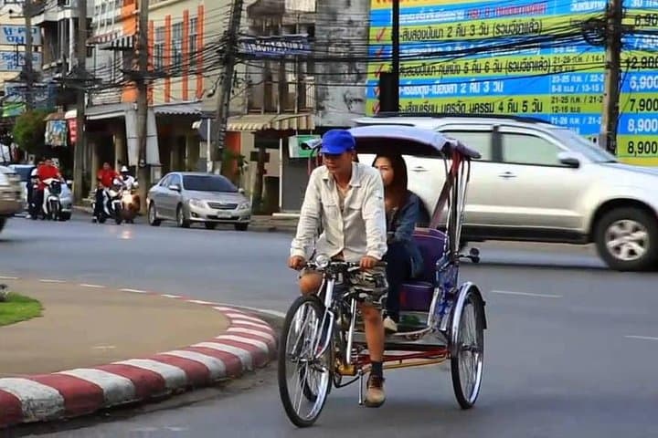 Chiang Rai by Night: Trishaw Ride, Northern Thai Dinner & Cultural Show