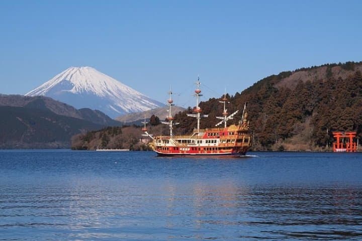 Hakone Full-Day Private Tour: Ropeway, Owakudani & Lake Ashi Cruise