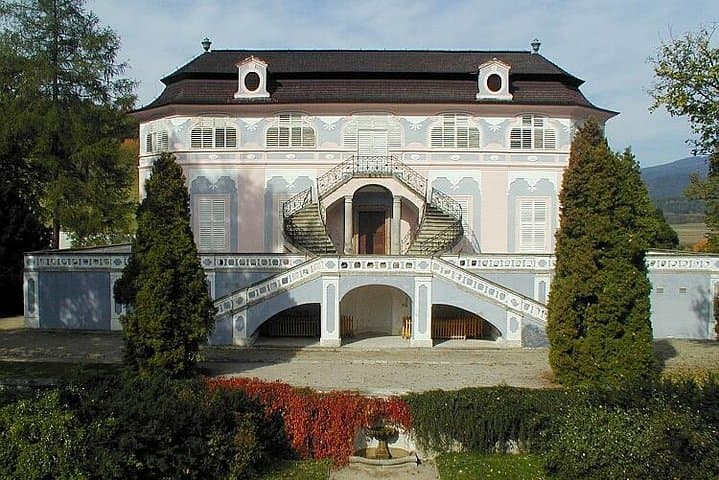 Prague to Cesky Krumlov Private Day Trip: Castle, River Rafts & Historic Old Town photo 6