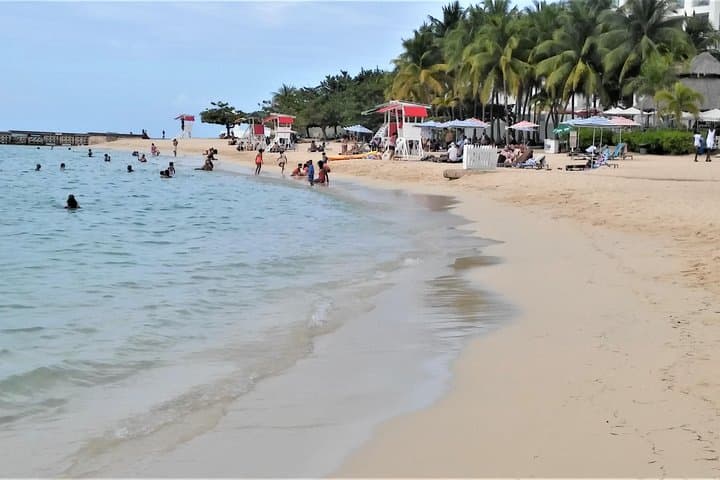 Montego Bay Day Trip: Doctor's Cave Beach, Margaritaville & Hip-Strip Shopping photo 4