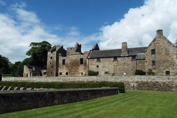 Private Royal Line Tour: Linlithgow, Stirling & Falkland Day Trip