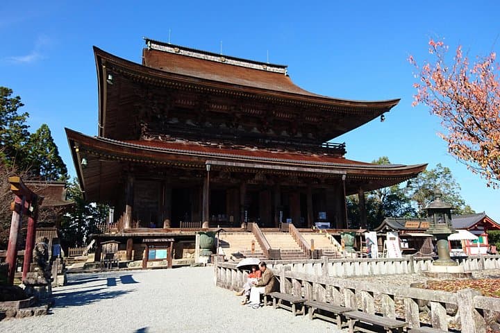 Yoshinoyama Temple Walk: Day hike, shrines, and regional sweets on Japan’s cherry ridge