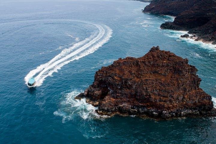 South Kona Small-Group Snorkel Expedition: Kealakekua, Puʻuhonua & Private Black Sand Beach
