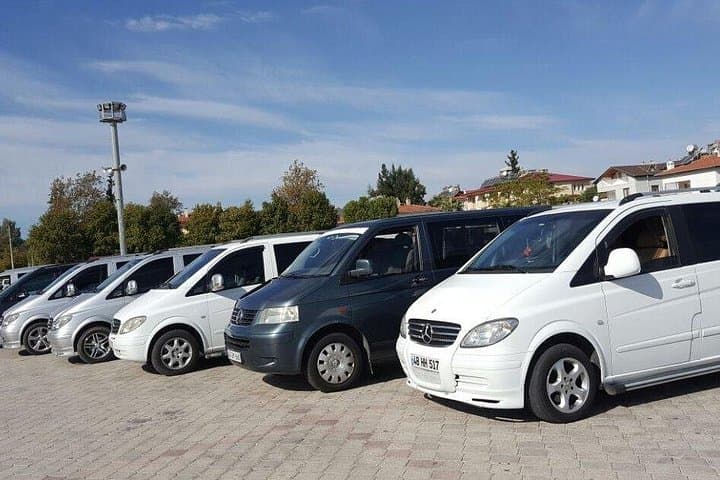 Private Delhi to Agra Transfer by Air-Conditioned Car — Reliable One-Way Ride photo 2